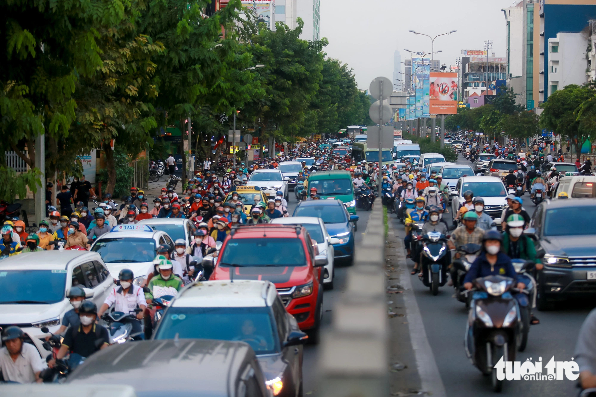 Vì sao không thể phân luồng một chiều đường Cộng Hòa?