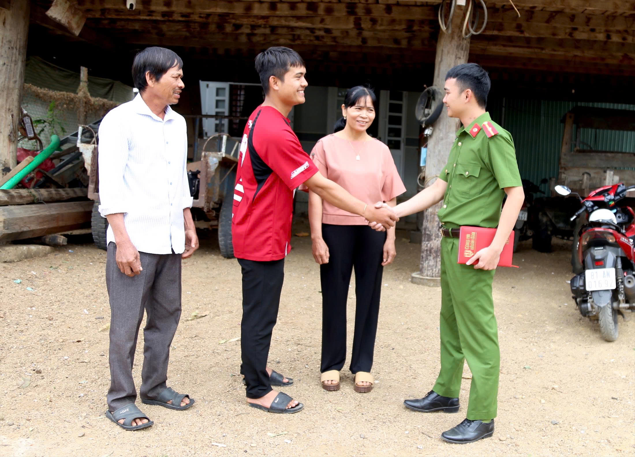 Chàng trai Jrai vừa tốt nghiệp đại học, thỏa ước mơ góp phần bảo vệ Tổ quốc