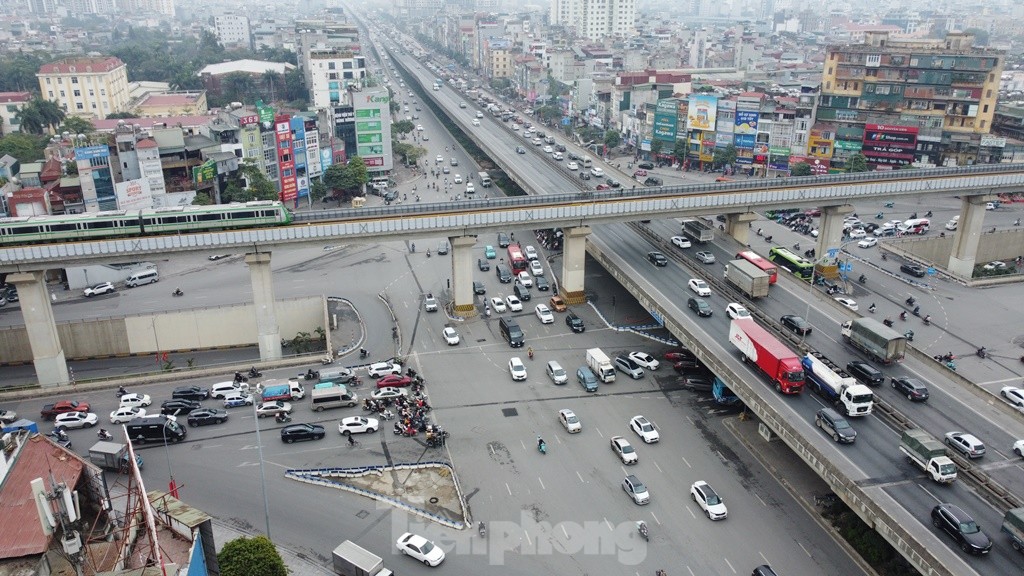 Cận cảnh ‘dàn’ camera vừa giám sát vừa xử phạt nguội tại nút giao Thanh Xuân