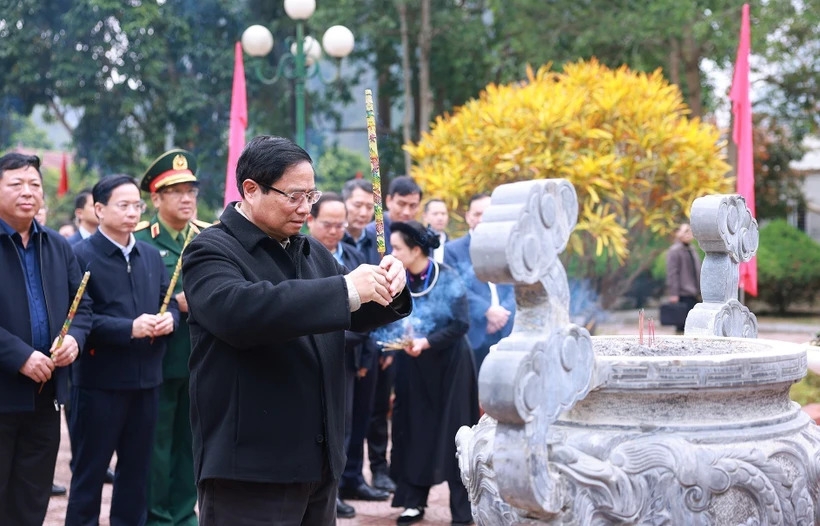 Thủ tướng dâng hương tại Nhà tưởng niệm Chủ tịch Hồ Chí Minh với chiến dịch Biên giới