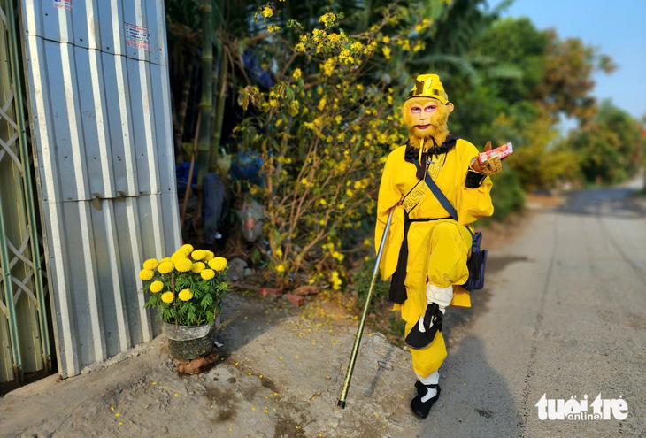 'Tôn Ngộ Không' một tay múa gậy bán vé số dạo, từng bán 12 tờ độc đắc