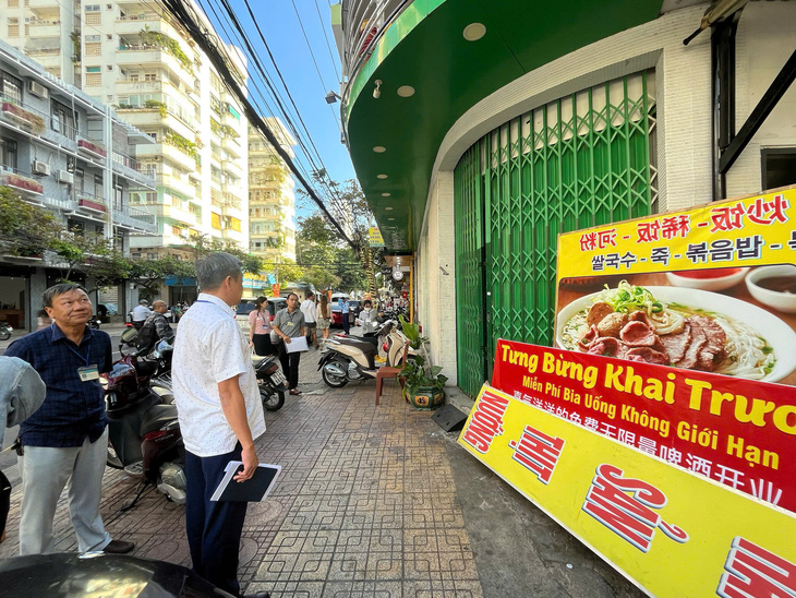 Sau 'chặt chém' thực khách là gỡ biển, đóng cửa