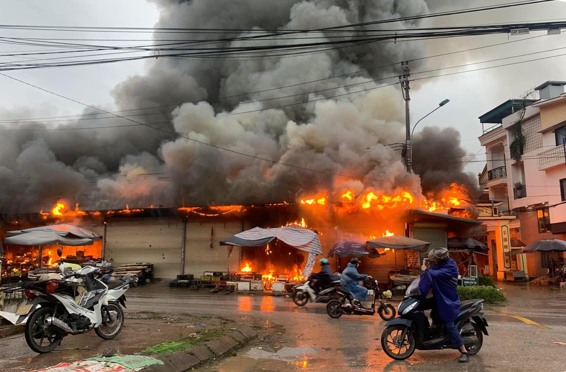 Cháy chợ ở Tuyên Quang