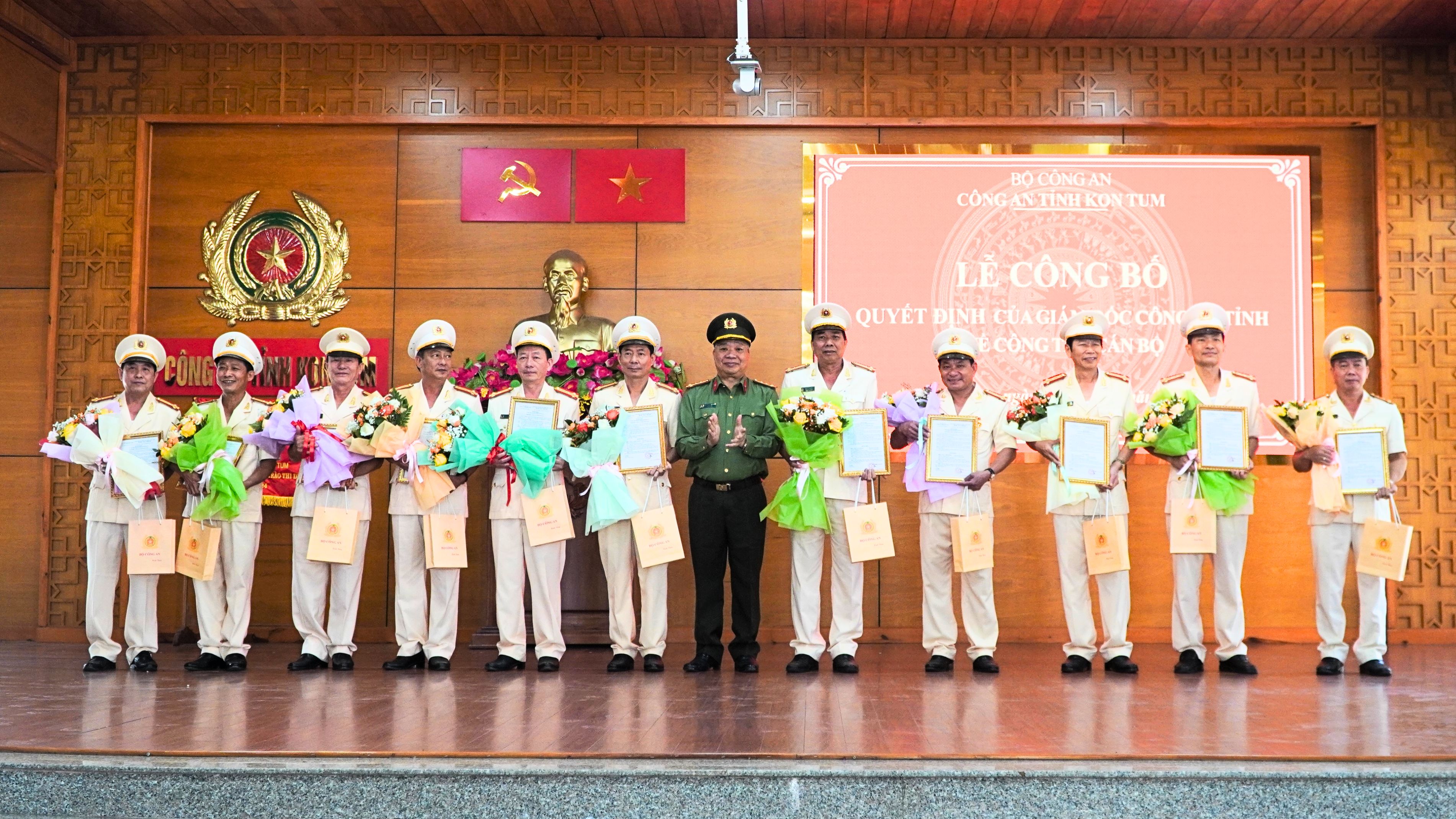 Kon Tum: 11 lãnh đạo công an cấp phòng và huyện nghỉ công tác