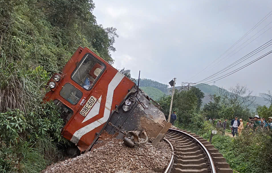 Tàu hỏa đâm xe tải gãy đôi, đường sắt Bắc - Nam tê liệt