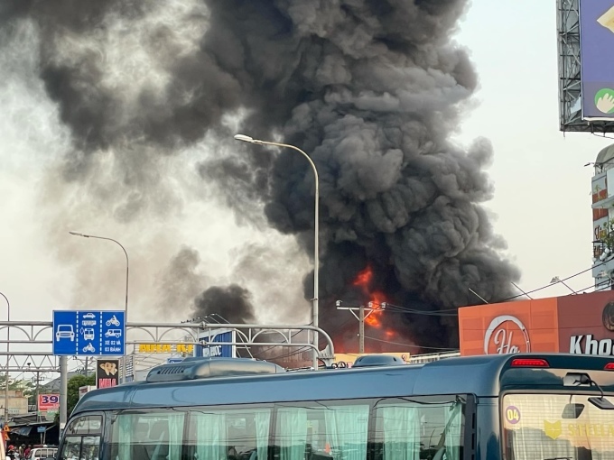 Cháy dãy nhà ở TP HCM