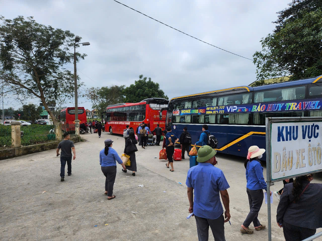 Điều xe ô tô trung chuyển hành khách sau tai nạn tàu hỏa khiến đường sắt Bắc – Nam tê liệt