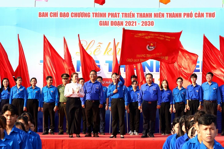 Thanh niên Cần Thơ làm Đường cờ Tổ quốc dài 50km