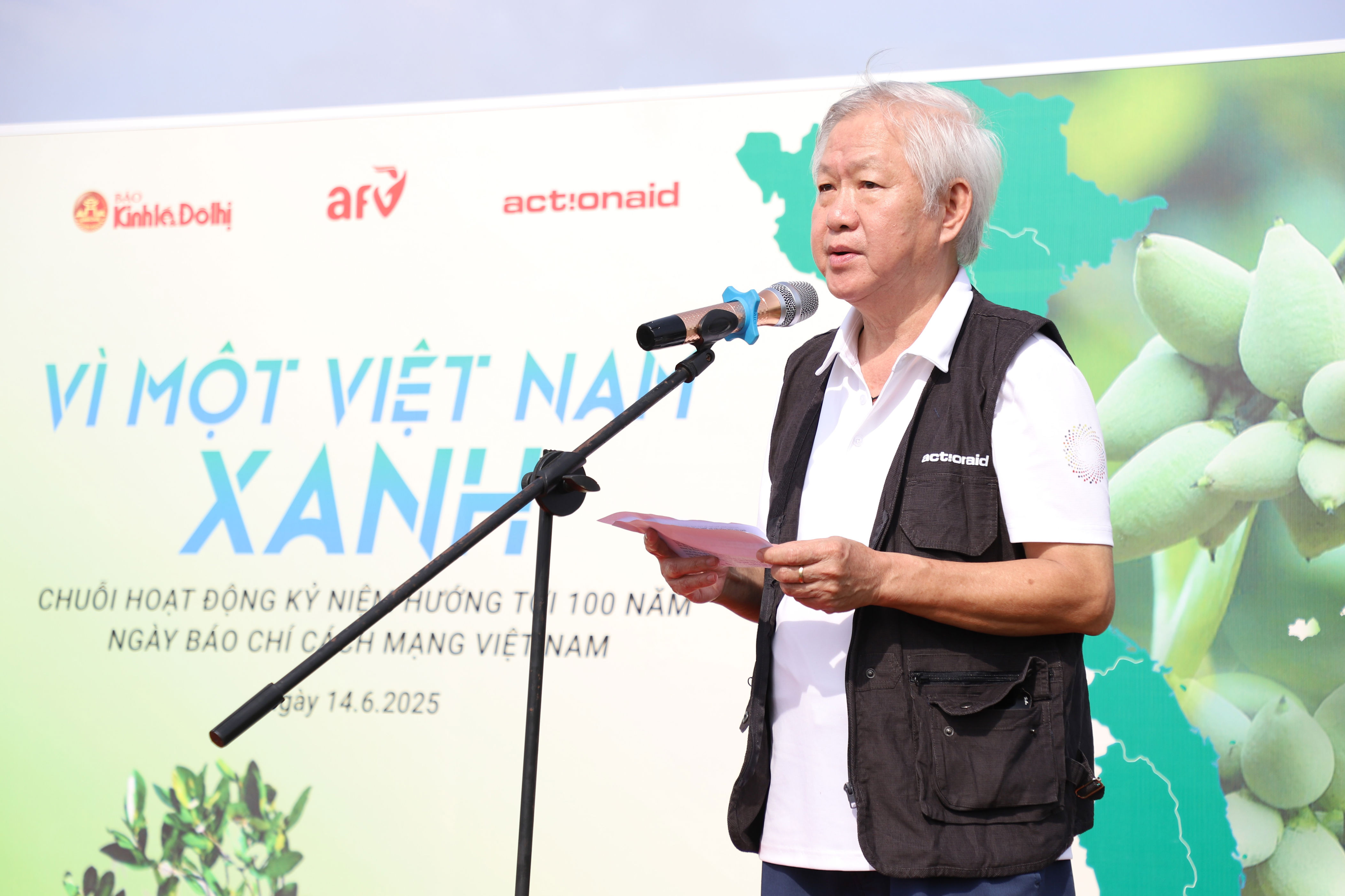 Bạn trẻ chung tay trồng hàng nghìn cây xanh vùng ngập mặn