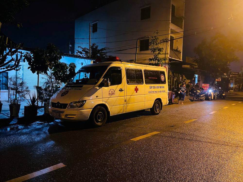 Lực lượng Công an phường Trung Mỹ Tây phong tỏa hiện trường để giải quyết vụ việc vào tối 15.8. Ảnh: Chinh Hoàng