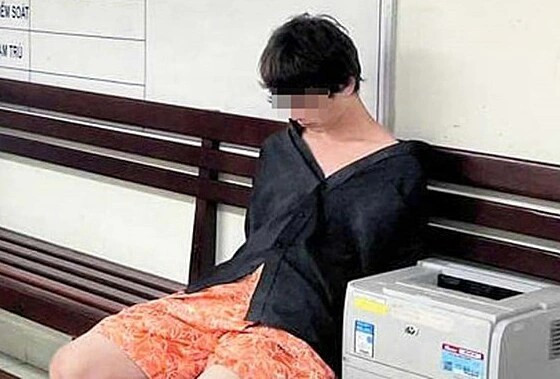 Thanh niên người Nga bị đưa về trụ sở công an sau khi tấn công cán bộ CSGT ở Nha Trang. Ảnh: Công an cung cấp.