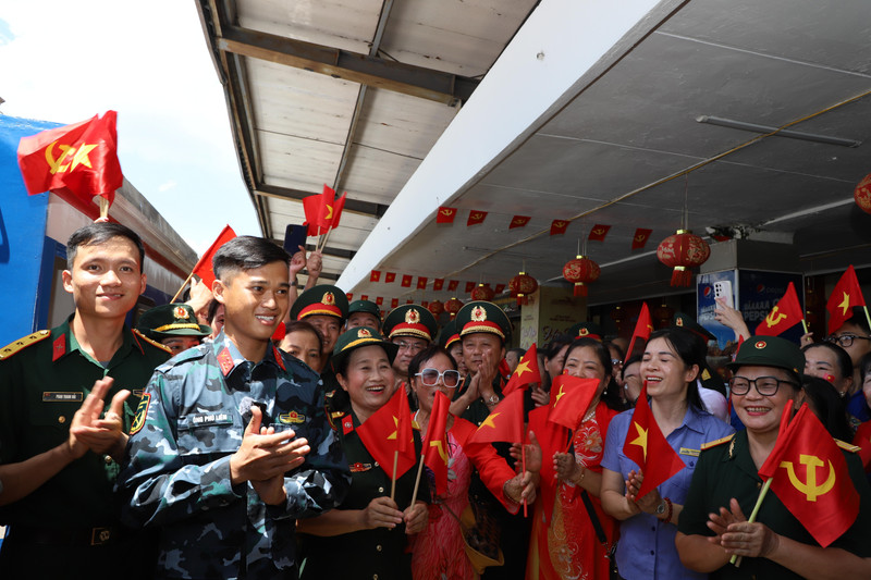 Sân ga Hà Nội ngập tràn sắc đỏ.