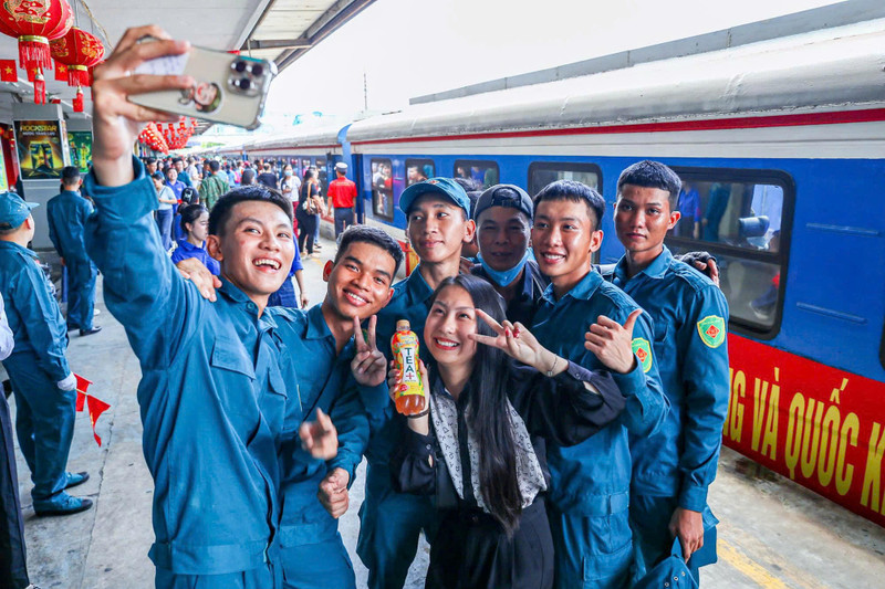 Lưu luyến giây phút tiễn đoàn diễu binh A80 rời ga Hà Nội