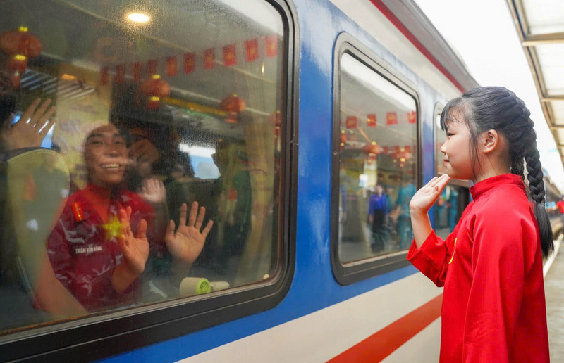Lưu luyến giây phút tiễn đoàn diễu binh A80 rời ga Hà Nội