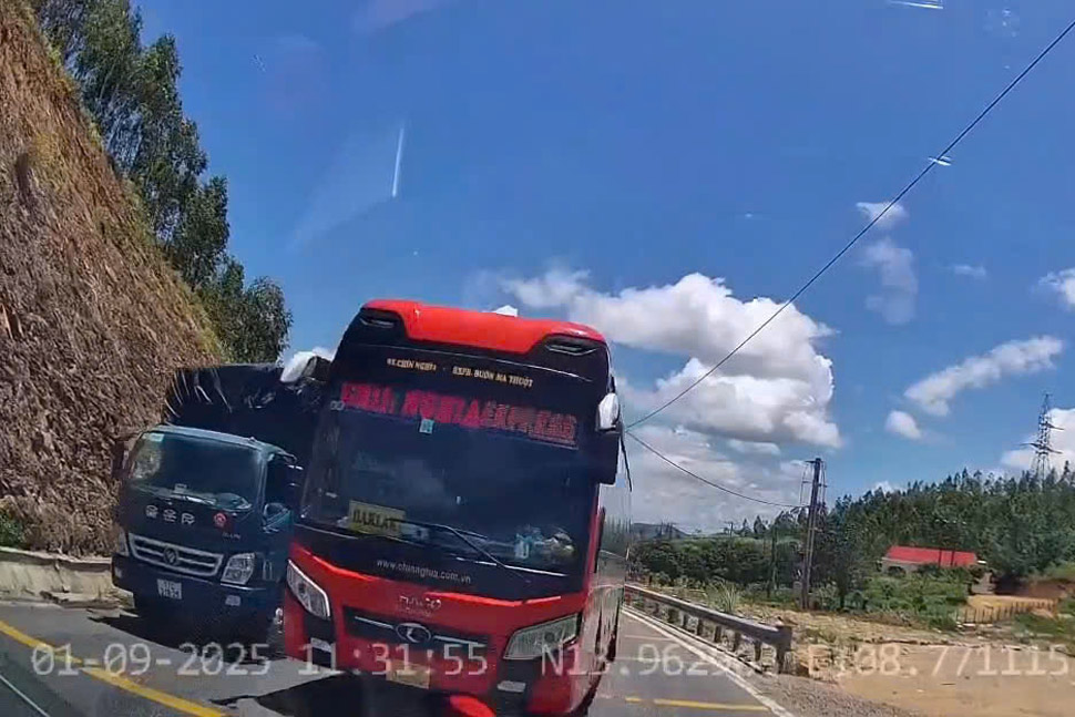 Xử phạt, đình chỉ công việc tài xế lái xe khách vượt ẩu trên đèo ở Gia Lai