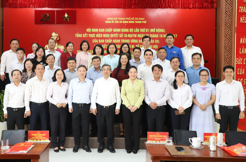 Phó Bí thư Thành ủy TPHCM Nguyễn Phước Lộc cùng các ủy viên Ban Chấp hành Đảng bộ các cơ quan Đảng thành phố. Ảnh: Ngô Tùng.