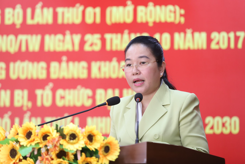 Bà Lê Thị Hồng Nga trao đổi tại hội nghị.