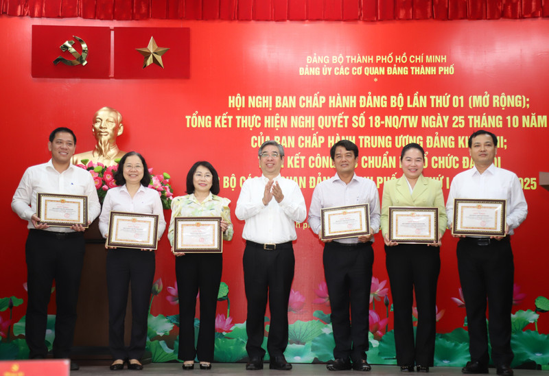 Phó Bí thư Thành ủy TPHCM Nguyễn Phước Lộc trao giấy khen của Ban Thường vụ Đảng ủy các cơ quan Đảng TPHCM tặng các tập thể có thành tích tốt trong tổ chức, thực hiện Nghị quyết 18 của Ban Chấp hành Trung ương Đảng. Ảnh: Ngô Tùng.
