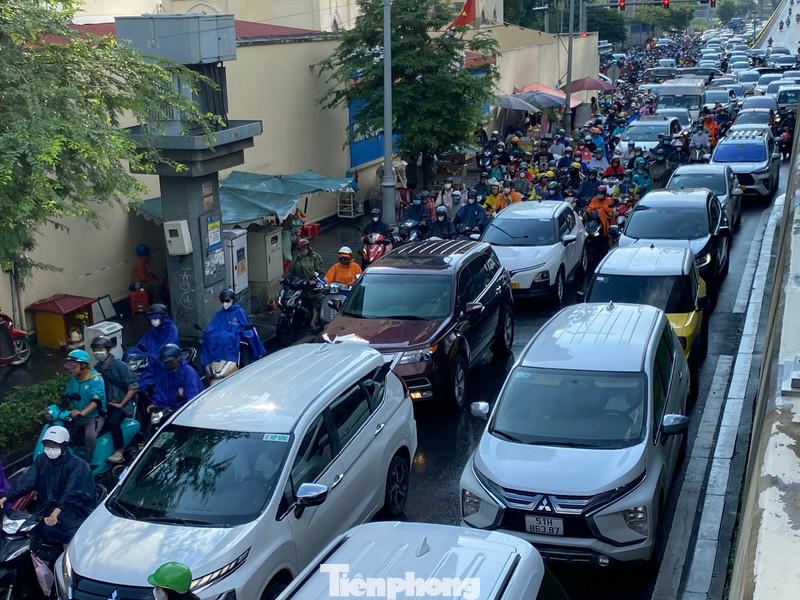 Đến 8 giờ 30 sáng cùng ngày, giao thông ở khu vực vẫn còn đông đúc. Ảnh: Hữu Huy