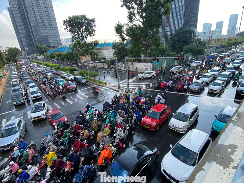 Sau cơn mưa, hàng loạt tuyến đường như Nguyễn Tất Thành (kết nối khu Nam với trung tâm), Nguyễn Hữu Cảnh, Tôn Đức Thắng, Đinh Tiên Hoàng,... và khu vực cầu Ba Son rơi vào tình trạng ùn ứ cục bộ. Hình ảnh ghi nhận tại điểm giao giữa đường Tôn Đức Thắng - Nguyễn Hữu Cảnh, phường Sài Gòn. Ảnh: Hữu Huy