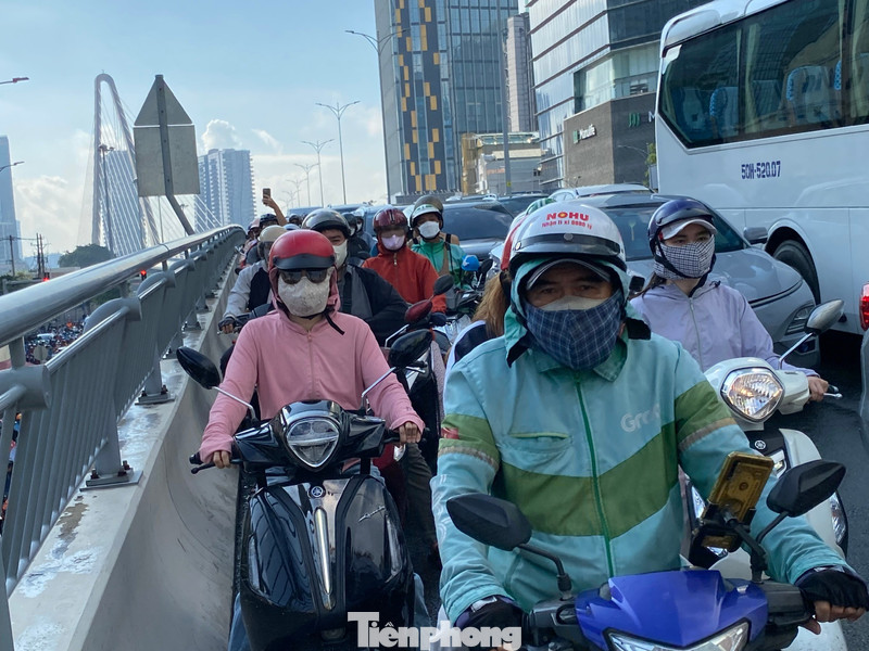 Mưa từ sáng sớm, xe ùn ứ nhích từng chút vào trung tâm TPHCM