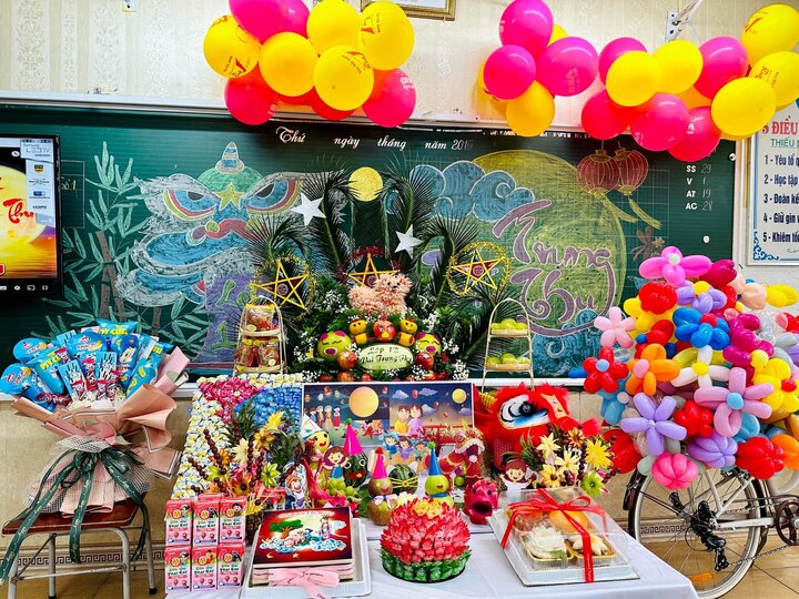 Mâm cỗ Trung thu được các phụ huynh trang trí tại lớp học. (Ảnh: Yêu Bếp)