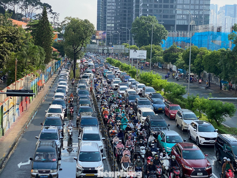 Dòng phương tiện nối đuôi xếp hàng dài trên đường Nguyễn Hữu Cảnh (hướng từ quận Bình Thạnh cũ về trung tâm thành phố). Ảnh: Hữu Huy