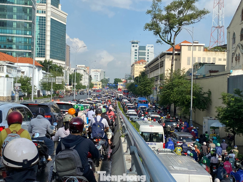 Mưa từ sáng sớm, xe ùn ứ nhích từng chút vào trung tâm TPHCM