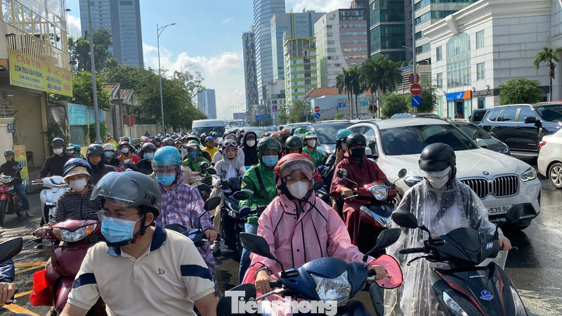 Dòng xe xếp hàng chờ đèn tín hiệu ở nút giao Tôn Đức Thắng - Lê Duẩn - Đinh Tiên Hoàng, phường Sài Gòn. Ảnh: Hữu Huy