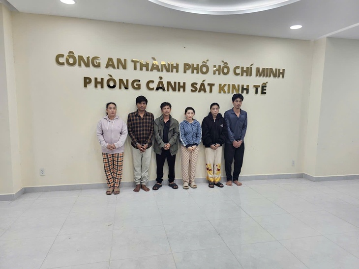 Công an TP.HCM triệt phá nhóm sản xuất hàng giả nước rửa toilet, nước giặt - Ảnh 1.