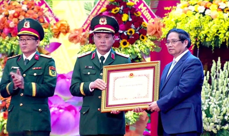 Thủ tướng Chính phủ Phạm Minh Chính trao Huân chương Hồ Chí Minh cho LLVT Quân khu 5. Ảnh: Nguyễn Hoàng