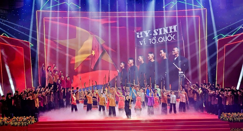 Tiết mục văn nghệ tái hiện lịch sử hình thành, đấu tranh anh dũng của LLVT Quân khu 5. Ảnh: Nguyễn Hoàng