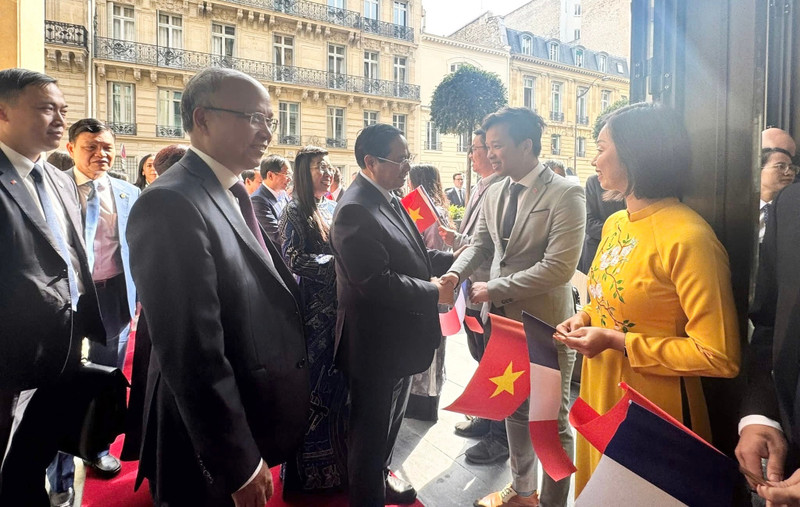 PGS.TS Trần Lê Hưng vinh dự được bắt tay Thủ tướng Phạm Minh Chính trong khuôn khổ buổi gặp gỡ cộng đồng người Việt tại Pháp. Ảnh: NVCC