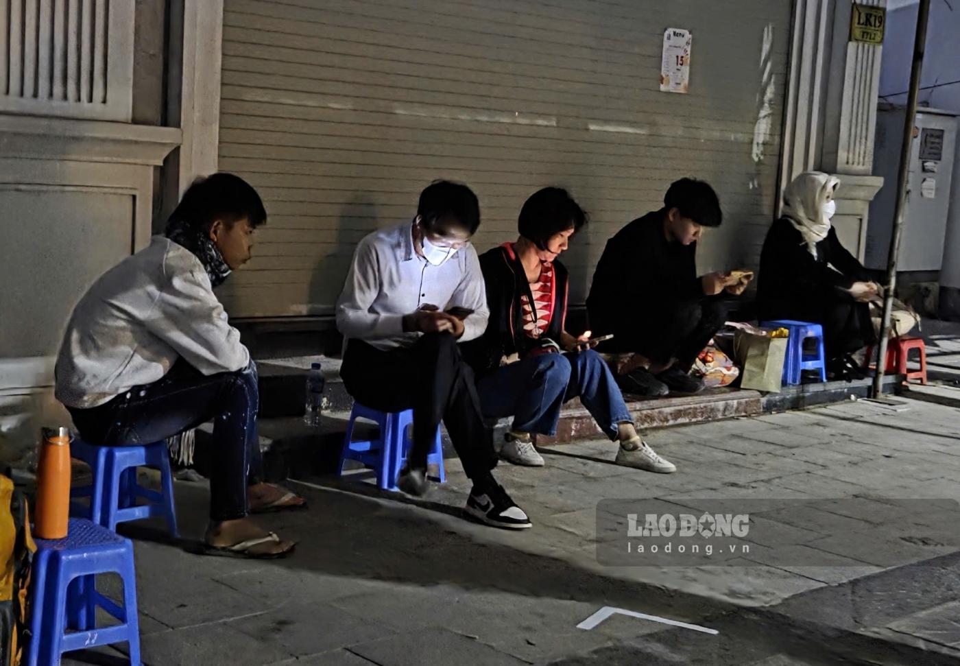 Xếp hàng trong đêm nộp hồ sơ mua nhà ở xã hội tại Đông Anh