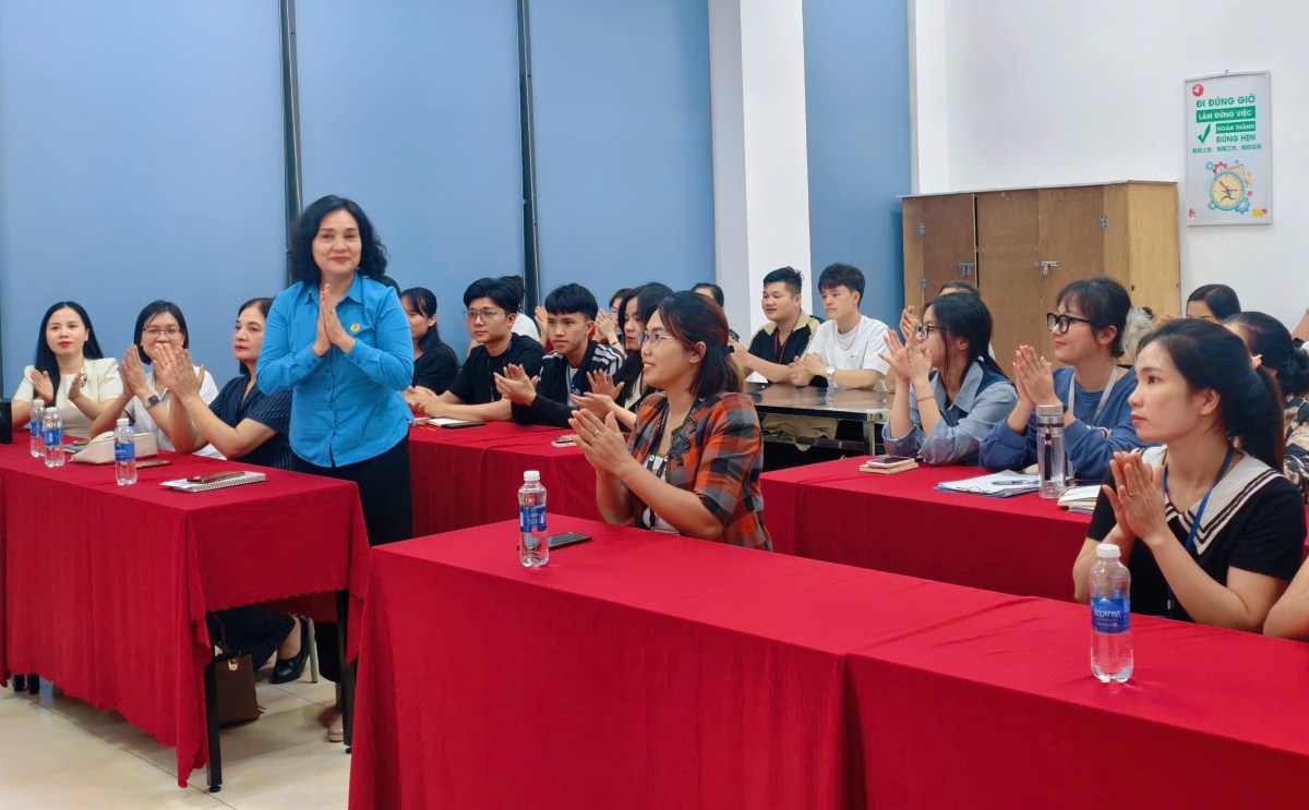 Lãnh đạo Cung Văn hóa Lao động Hữu nghị Việt Tiệp trao đổi ý nghĩa của chương trình đến người lao động. Ảnh: Cung Việt Tiệp