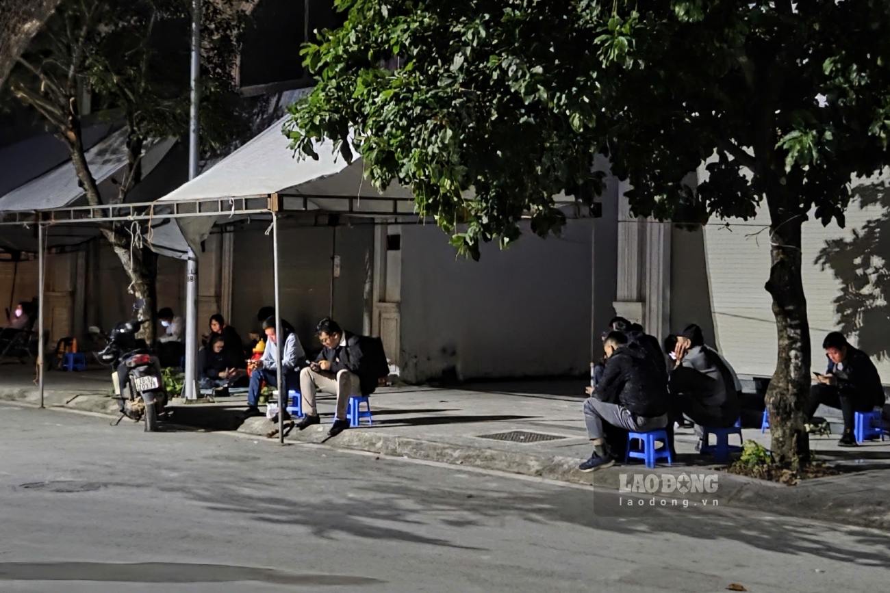 Xếp hàng trong đêm nộp hồ sơ mua nhà ở xã hội tại Đông Anh