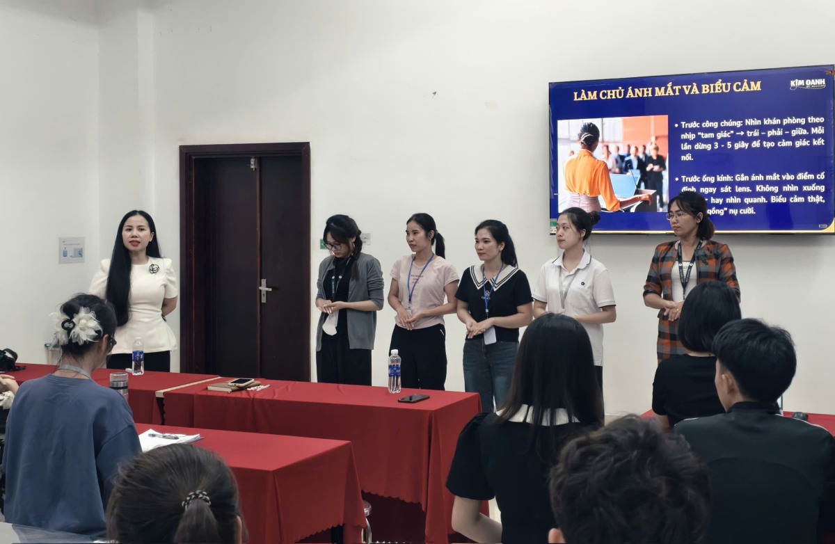 Người lao động được thực hành làm dẫn chương trình. Ảnh: Thanh Hoa