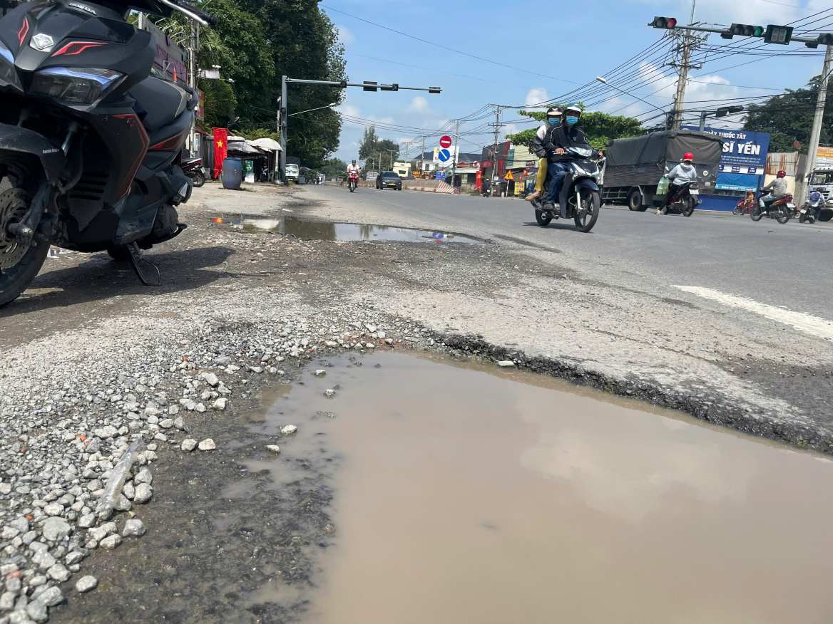 Tuyến đường bị hư hỏng gây nguy hiểm cho người tham gia giao thông. Ảnh: Đình Trọng