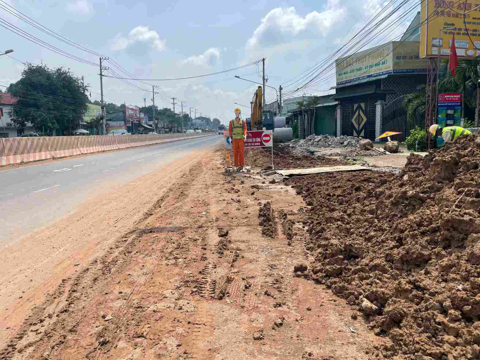 Đoạn đang thực hiện dự án xây dựng hệ thống thoát nước trên ĐT 744. Ảnh: Đình Trọng