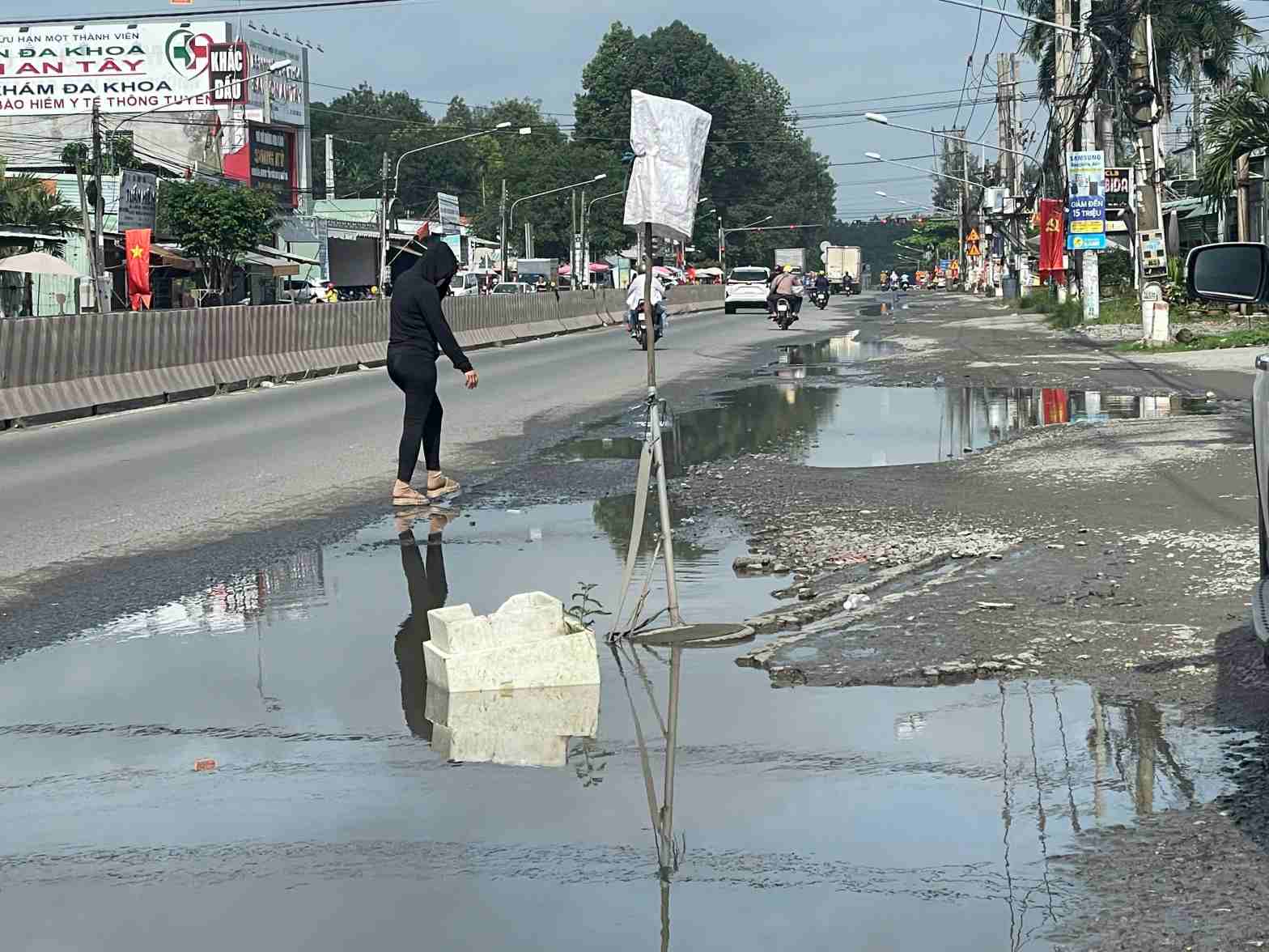 Trên đường xuất hiện các hố sâu. Ảnh: Đình Trọng
