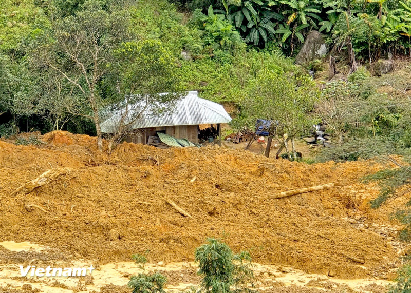 Bộ đội sử dụng UAV tìm kiếm người mất tích ở khu vực sạt lở Đà Nẵng