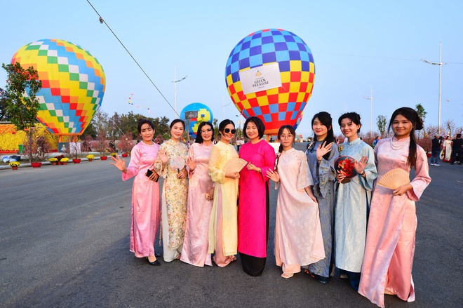 Lễ hội Xuân Cần Giờ tại Vinhomes Green Paradise có mai trăm tuổi, có khinh khí cầu