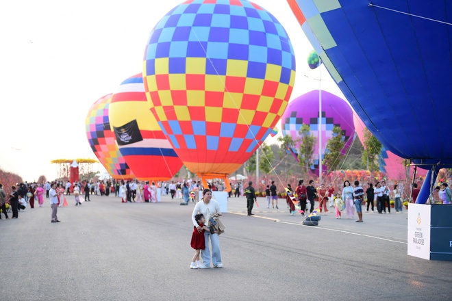 Lễ hội Xuân Cần Giờ tại Vinhomes Green Paradise có mai trăm tuổi, có khinh khí cầu