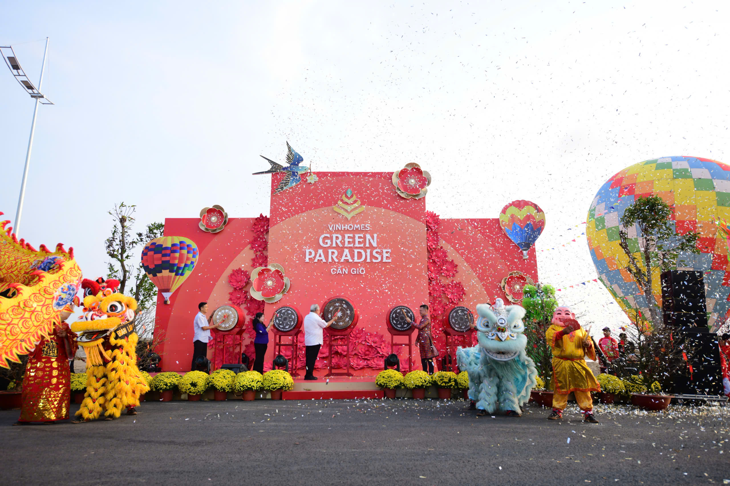 Lễ hội Xuân Cần Giờ tại Vinhomes Green Paradise có mai trăm tuổi, có khinh khí cầu