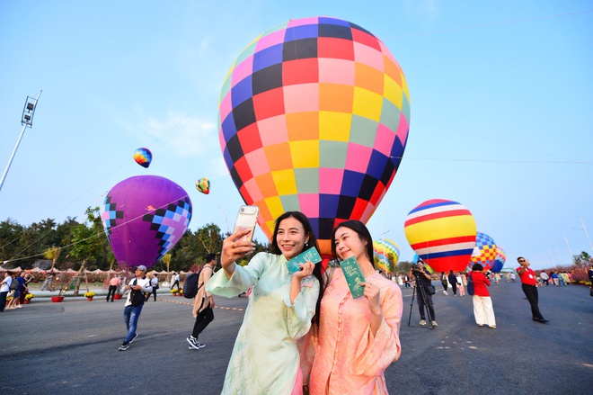 Lễ hội Xuân Cần Giờ tại Vinhomes Green Paradise có mai trăm tuổi, có khinh khí cầu