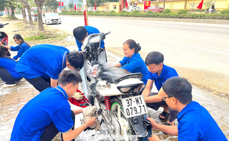 Bạn trẻ xứ Nghệ rửa xe, bán cà phê gây quỹ từ thiện
