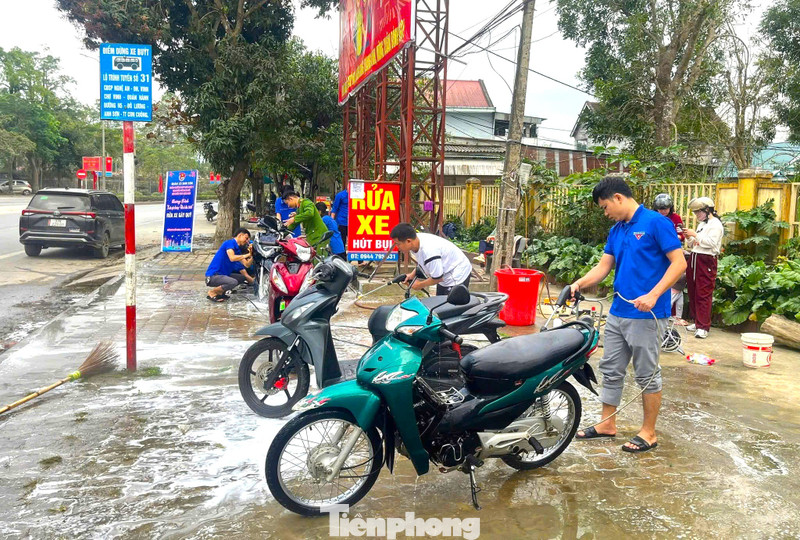 Bạn trẻ xứ Nghệ rửa xe, bán cà phê gây quỹ từ thiện