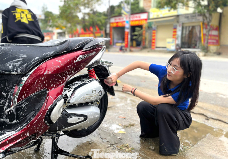 Bạn trẻ xứ Nghệ rửa xe, bán cà phê gây quỹ từ thiện