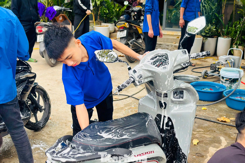 Bạn trẻ xứ Nghệ rửa xe, bán cà phê gây quỹ từ thiện