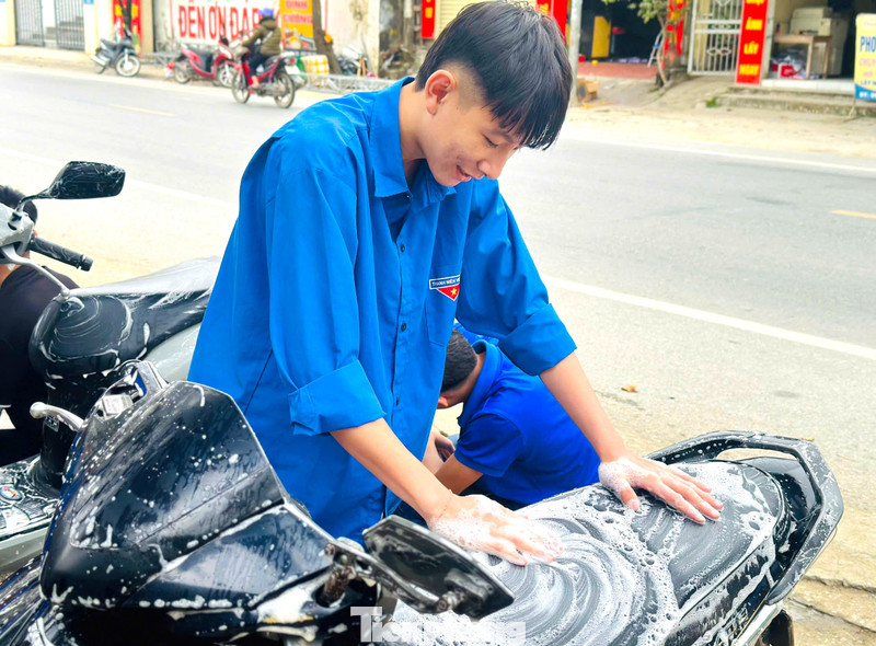 Bạn trẻ xứ Nghệ rửa xe, bán cà phê gây quỹ từ thiện